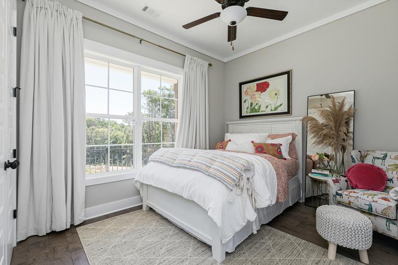 Secondary bedroom with a window and ceiling fan.